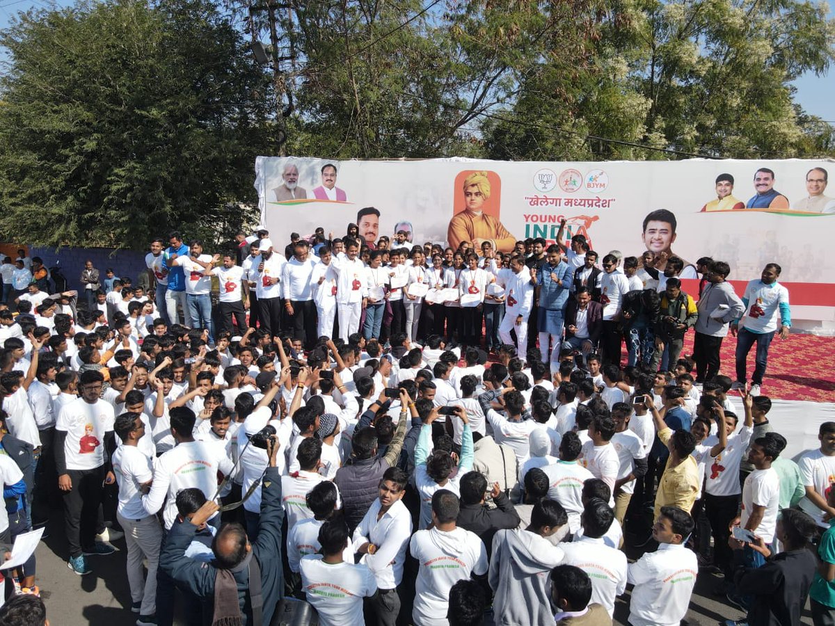 vaibhavpawarmp's tweet photo. स्वामी विवेकानंद जी की जयंती “राष्ट्रीय युवा दिवस” के अवसर पर आज भोपाल में भारतीय जनता युवा मोर्चा द्वारा आयोजित 'खेलेगा मध्यप्रदेश' अभियान के तहत "यंग इंडिया रन" का शुभ आरंभ भाजपा प्रदेश अध्यक्ष माननीय श्री @vdsharmabjp जी ने हरी झण्डी दिखाकर किया।
#खेलेगा_मध्यप्रदेश https://t.co/vcb8W4aUyB