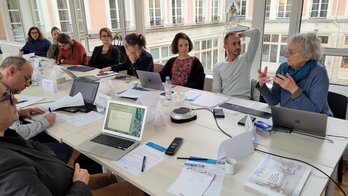 Ouverture de la journée sur le devenir du pavillonnaire urbain au @FN_CAUE avec la restitution de la recherche menée par Viviane Hamon, Lionel Rouge et <a href="/HortenseSoichet/">Hortense Soichet</a> pour #LMSource en partenariat avec <a href="/ademe/">ADEME</a> 
leroymerlinsource.fr/habiter/nouvel…
#habitat #logement #pavillonnaire