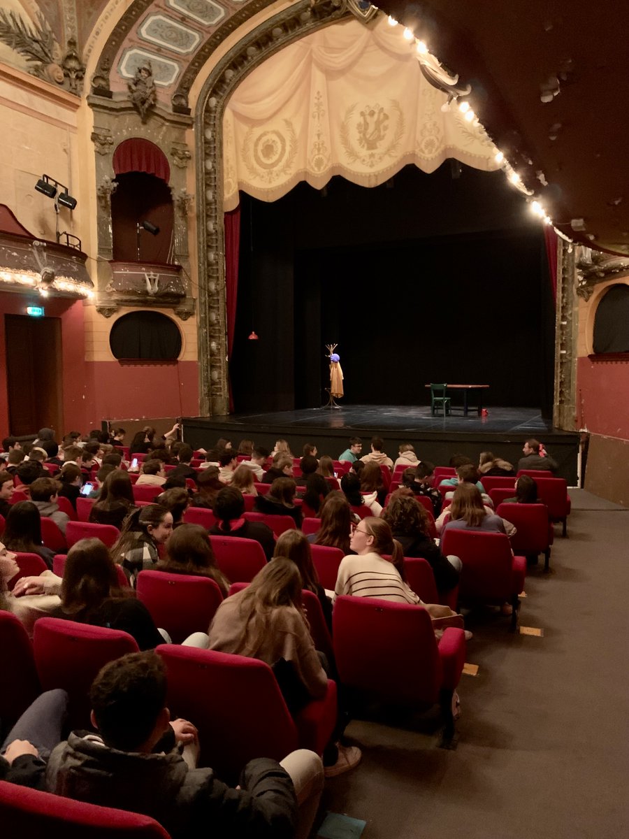 Insuline &amp; Magnolia de Stanislas Roquette &amp; Alexis LePrince poursuit sa semaine à #evian avec une représentation publique &amp; trois scolaires. Des bords de plateau sont proposés afin de répondre aux questions autour du diabète et de cette pièce autobiographique. 🎭 #chablais