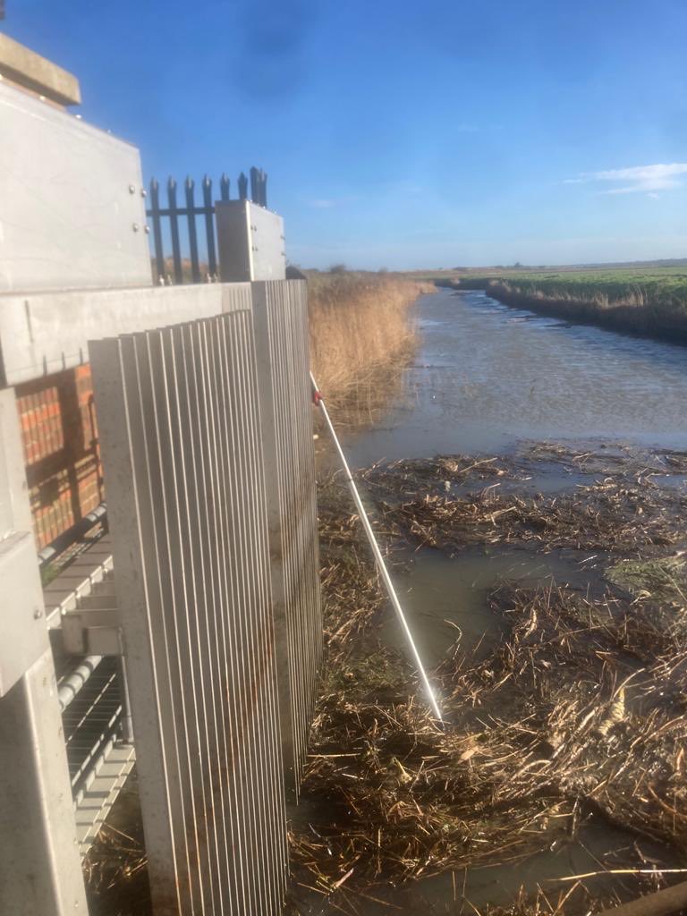 DeTom48's tweet photo. #TeamEA removing this huge pile of weed from the #WeedScreen to improve conveyance on reduce #FloodRisk #FieldTeams out and about clearing #Screens today
If you see a blockage call us on 0800807060
@EnvAgencySE https://t.co/K8sQ3zfUz2