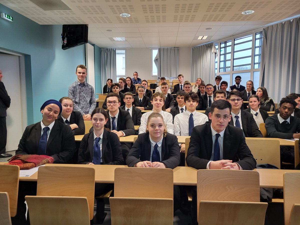 lyceejarennes's tweet image. BTS COM Intervention au lycée hôtelier Sainte Thérèse de la Guerche de Bretagne pour présenter les réseaux sociaux aux élèves de Term BAC Pro merci @LoganCourtel
