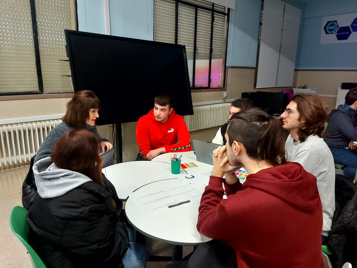 FpCostera's tweet photo. En aquestos moments estan resolent els reptes proposats per les empreses. Esperem idees creatives, solidàries i sostenibles https://t.co/NuowYmsi3S