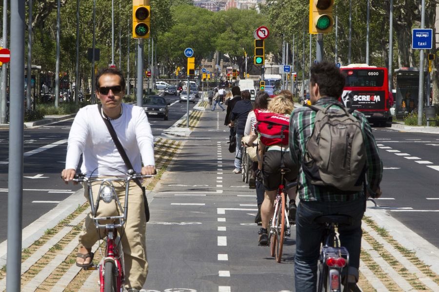 Si Madrid tuviera 30M€ para gastar en mejorar el aire de la ciudad y lo pudieras gastar en jardines verticales en la M30 o 150km de carril bici, ¿de qué color pondríais el carril bici?.