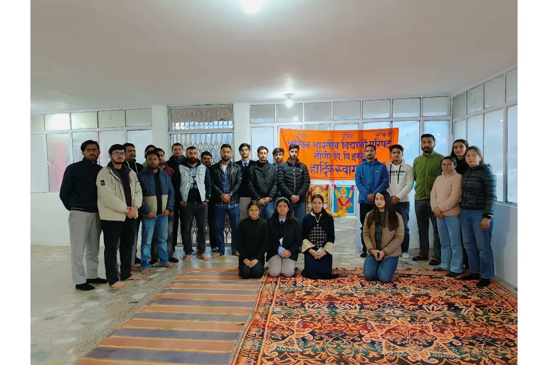 abvp4uhfnauni's tweet photo. आज अखिल भारतीय विधार्थी परिषद नौणी इकाई द्वारा स्वामी विवेकानंद जी की जयतीं के उपलक्ष्य पर पुष्पांजलि अर्पित कर उनको नमन किया, जिसमें इकाई अध्यक्ष आयुष चोपड़ा द्वारा स्वामी जी के जीवन पर अपना वक्तत्व रखा! https://t.co/wLxiu0RsxQ