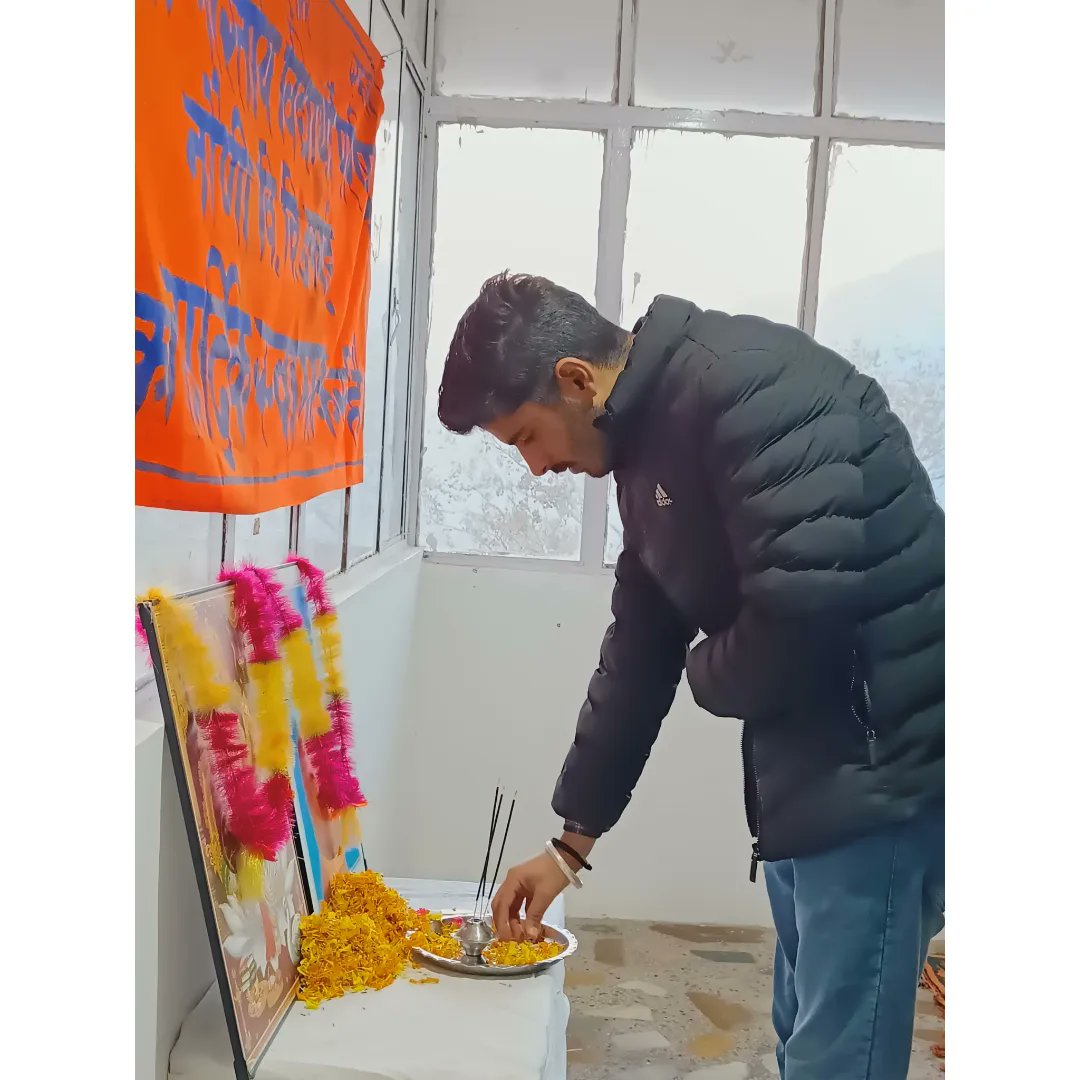 abvp4uhfnauni's tweet photo. आज अखिल भारतीय विधार्थी परिषद नौणी इकाई द्वारा स्वामी विवेकानंद जी की जयतीं के उपलक्ष्य पर पुष्पांजलि अर्पित कर उनको नमन किया, जिसमें इकाई अध्यक्ष आयुष चोपड़ा द्वारा स्वामी जी के जीवन पर अपना वक्तत्व रखा! https://t.co/wLxiu0RsxQ