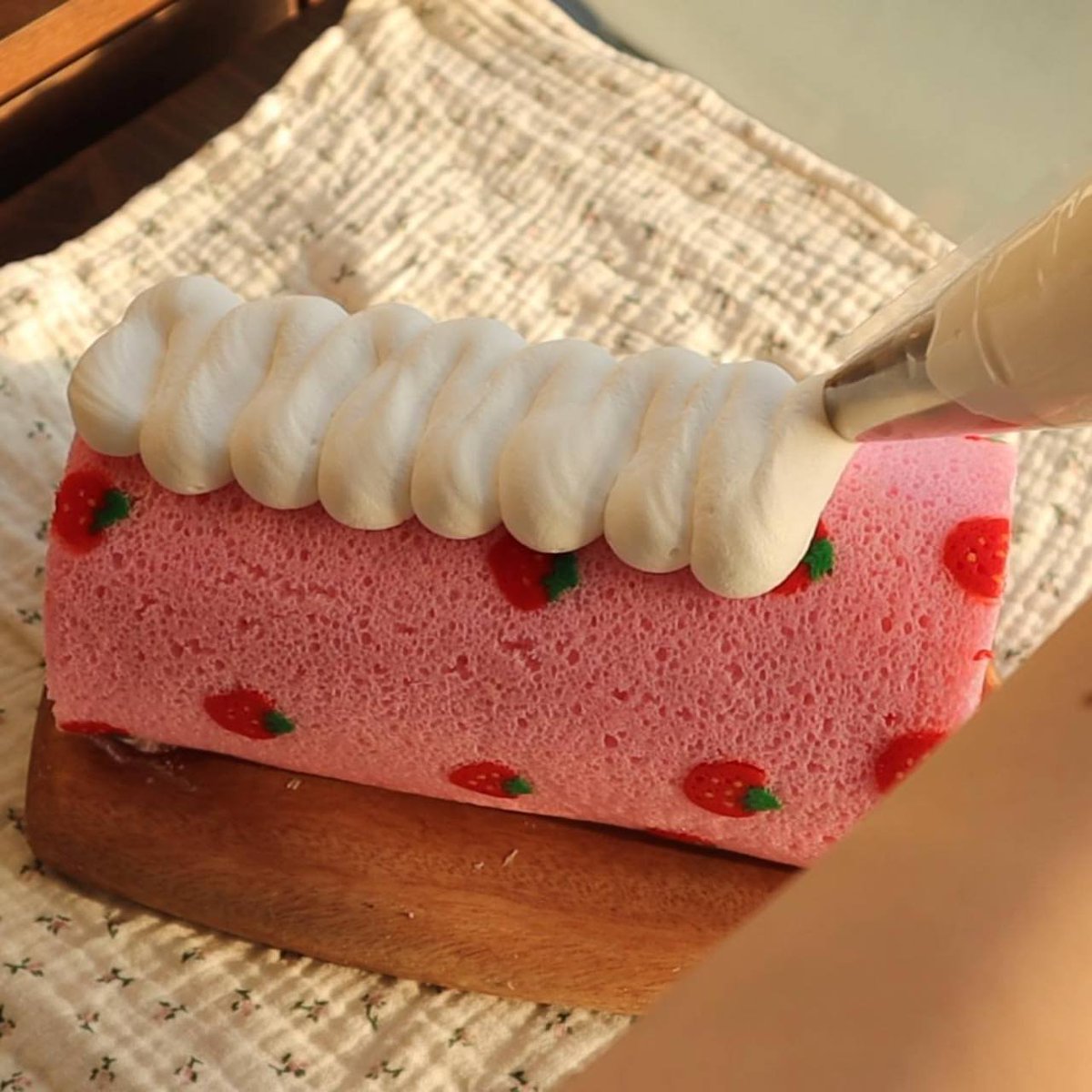 daily_dolce's tweet image. Strawberry roll cake by com_ma_cafe