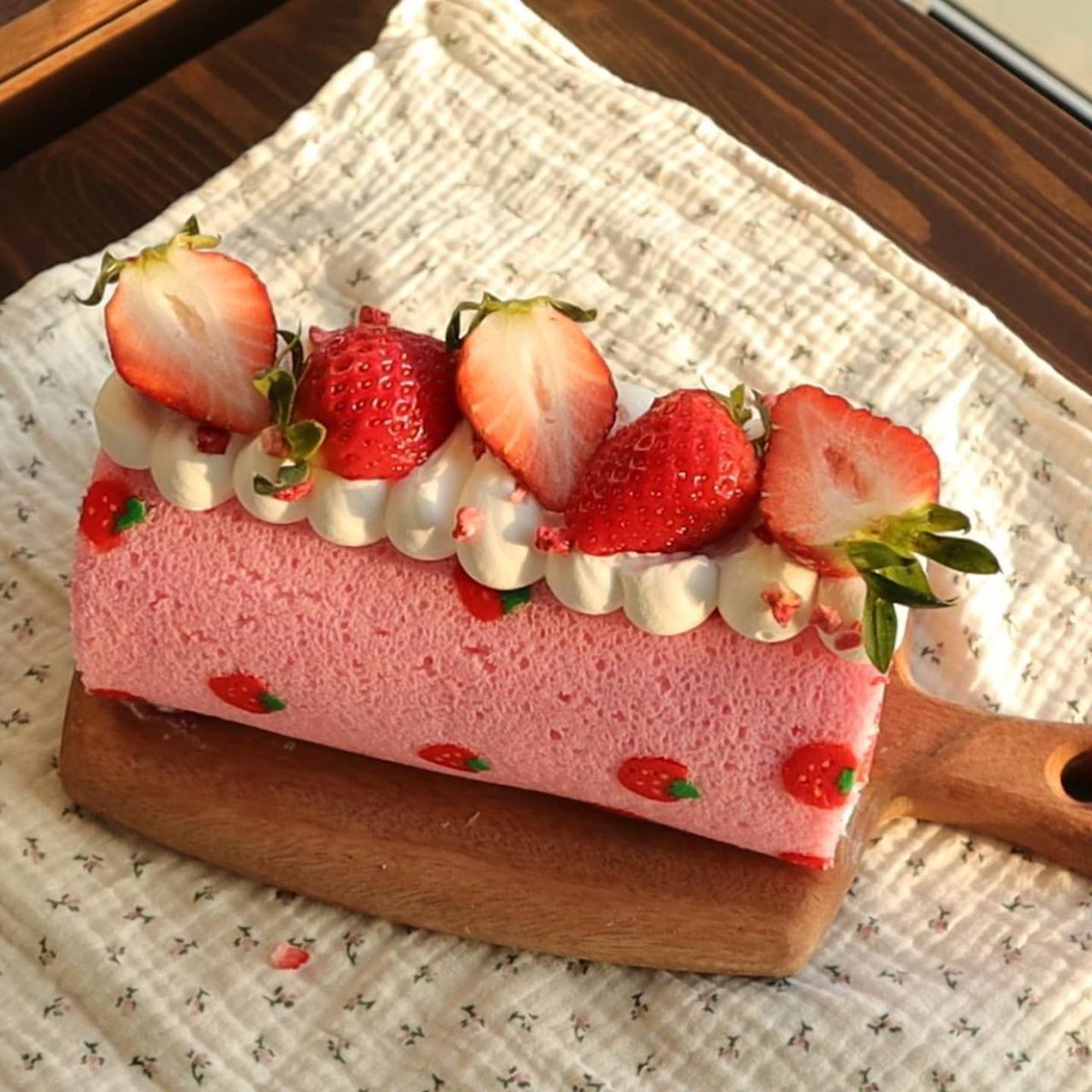 daily_dolce's tweet image. Strawberry roll cake by com_ma_cafe