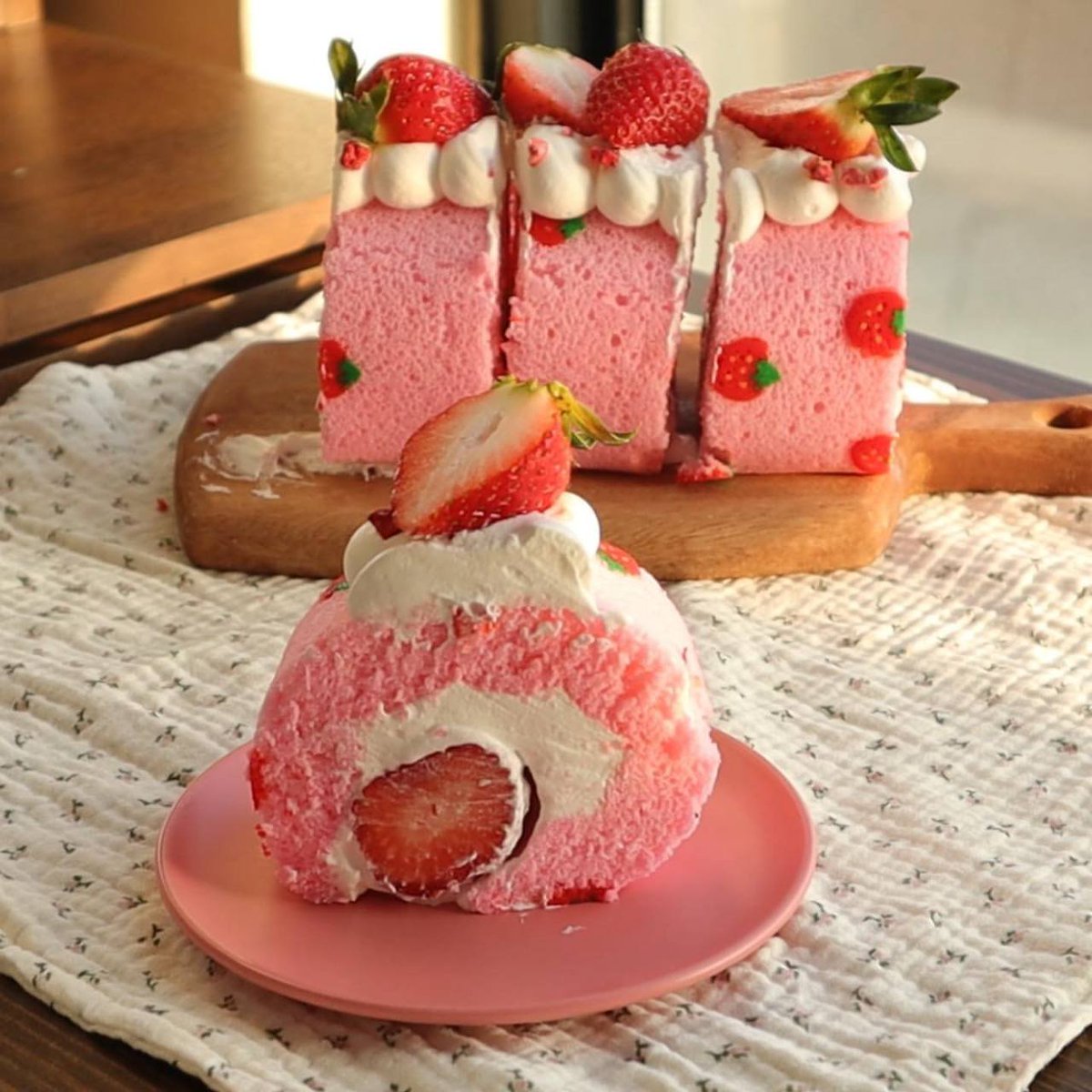 daily_dolce's tweet image. Strawberry roll cake by com_ma_cafe