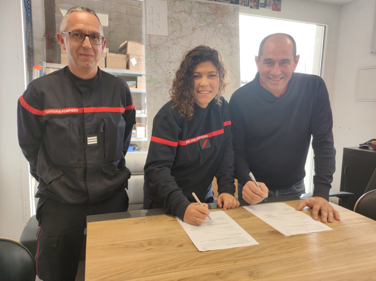 pompiers36's tweet photo. 🧑🚒✍️ Signature d'une convention employeur entre les @pompiers36 et la société Alpha services-SAS Valfroid.
✅ Cette convention permet à une sapeur-pompier volontaire de #Chabris et #Valençay de pouvoir se former et partir en intervention sur son temps de travail. https://t.co/ms7kFiXH2Q