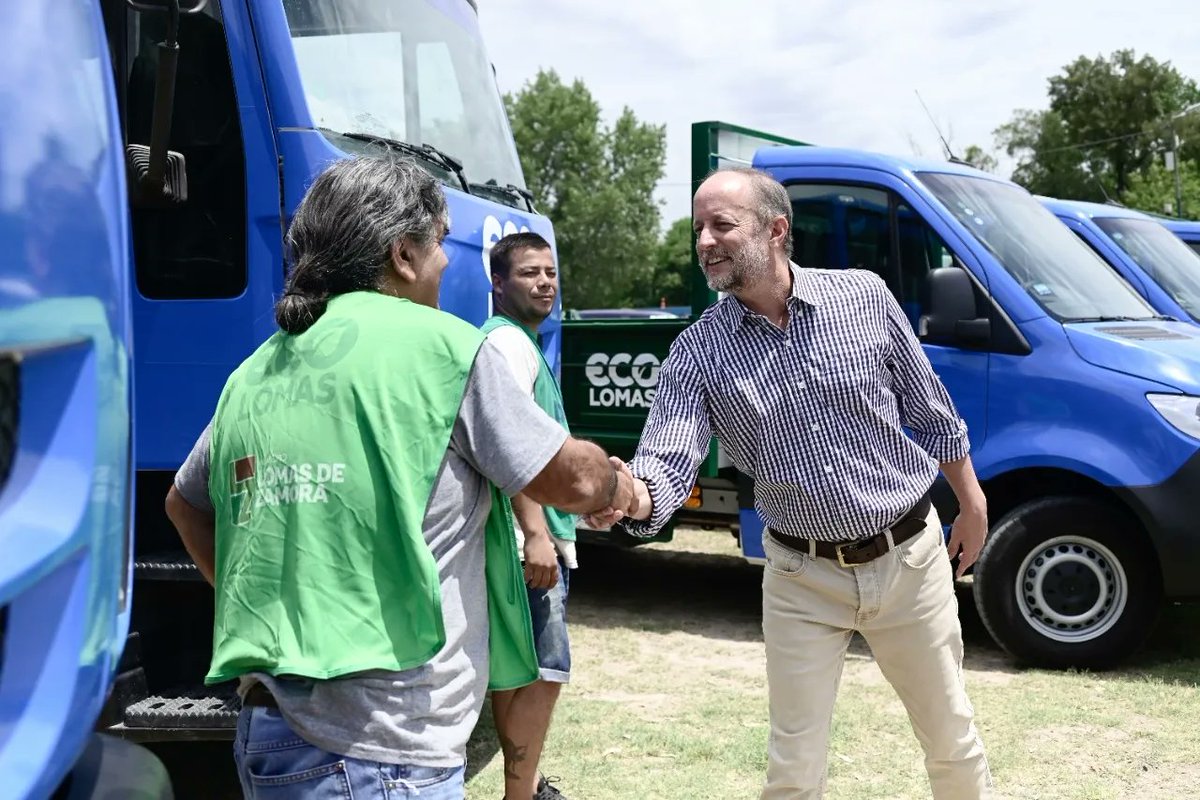♻️ | Junto a <a href="/santiagopirolo/">Santiago Pirolo</a> y Ricardo Rollandi de <a href="/acumarriachuelo/">ACUMAR</a>, presentamos 40 nuevos móviles para mejorar la gestión de residuos sólidos urbanos del <a href="/MunicipioLdeZ/">Mun Lomas de Zamora</a>. 10 son motos eléctricas destinadas a la recolección de reciclables por parte de las y los motorecicladores.