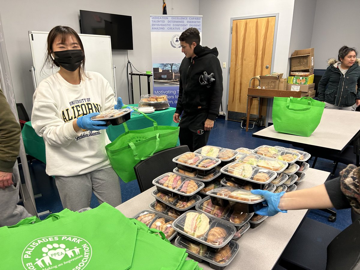 The PPEA PRIDE Team cosponsored Bilingual Parent Night with @pphstigers last night at #PalParkLibrary. We handed out PPEA tote bags filled with 🥪🍿🍪, notebooks with pens, and coloring pages with 🖍️ for the kids. Thanks to all who made it a success! 💚💙 #ppea #palparkea #union