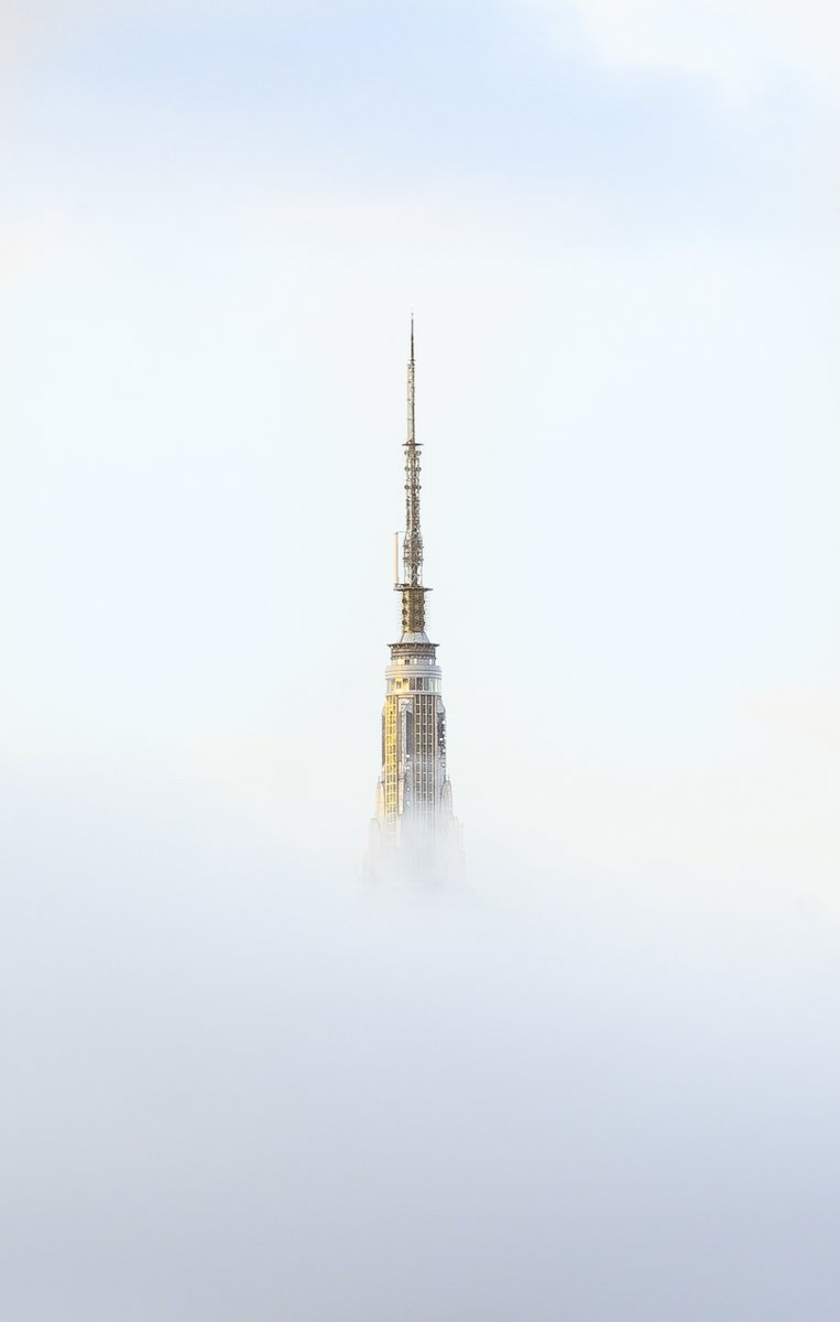 EmpireStateBldg's tweet photo. Poking the clouds https://t.co/saJg7J83ix