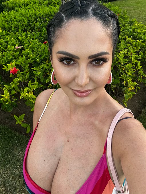 TBT: Braids + Punta Cana ☀️ https://t.co/VoTeVA36tG<a href="/tag/tuesdayvibe"class="tags"><span>#tuesdayvibe</span></a>