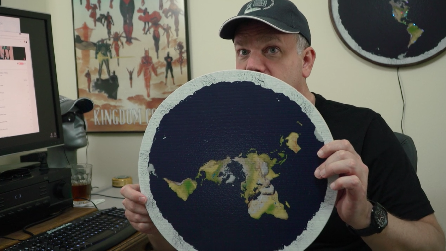 🌍🌐🗺 Selon un sondage IFOP, 16% des jeunes (11 à 24 ans) pensent qu'il est possible que la Terre soit plate.

L'occasion de vous rappeler un truc ASSEZ EXCEPTIONNEL sur les platistes et la vision cartographique qu'ils ont du monde ⬇️