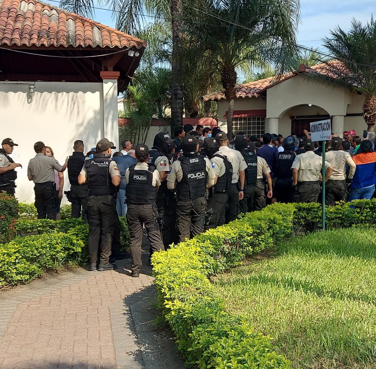 Choco2705's tweet photo. Cerca de 30 policías para ingresar a una Urbanización privada #joya #rubi donde la mayoría de personas deseamos vivir en #Paz #PazTotal https://t.co/Jo1xwAckdn