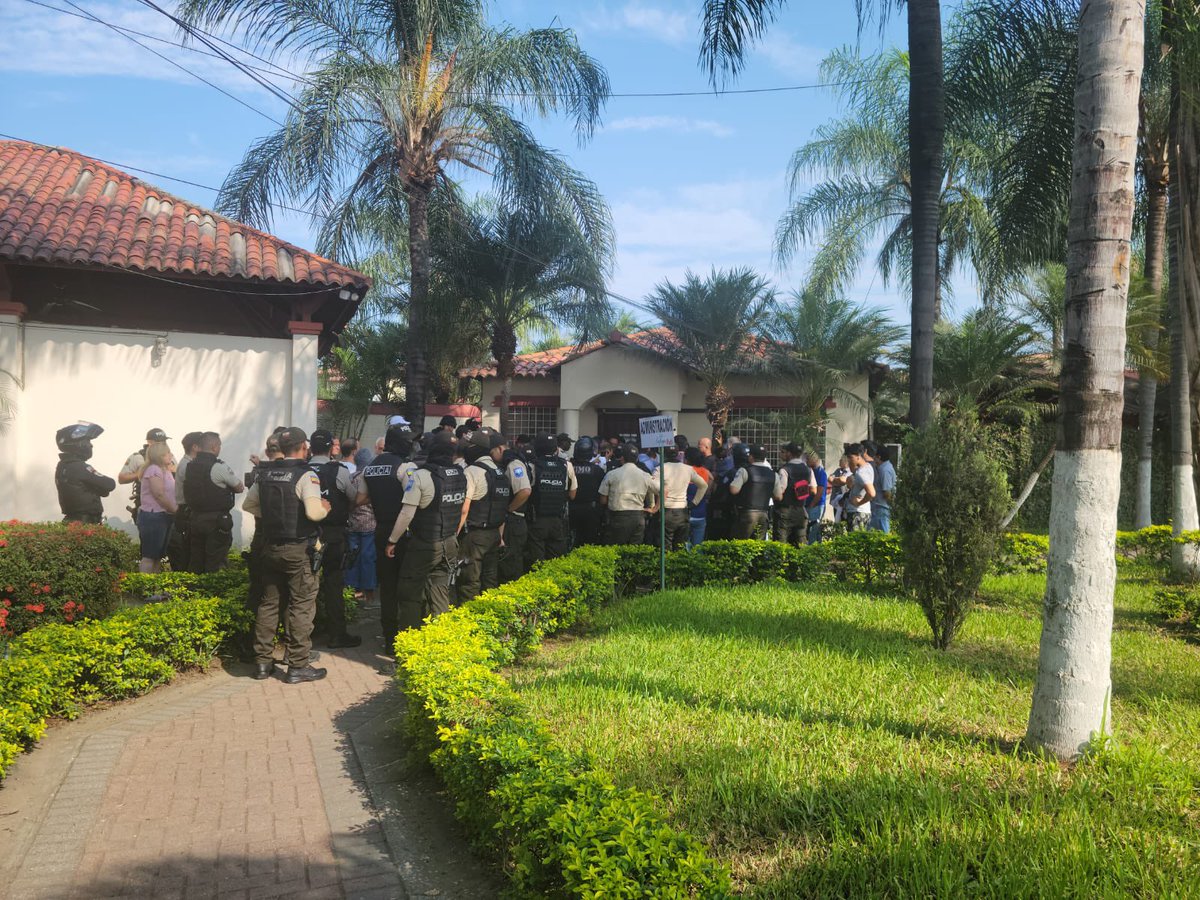 Choco2705's tweet photo. Cerca de 30 policías para ingresar a una Urbanización privada #joya #rubi donde la mayoría de personas deseamos vivir en #Paz #PazTotal https://t.co/Jo1xwAckdn