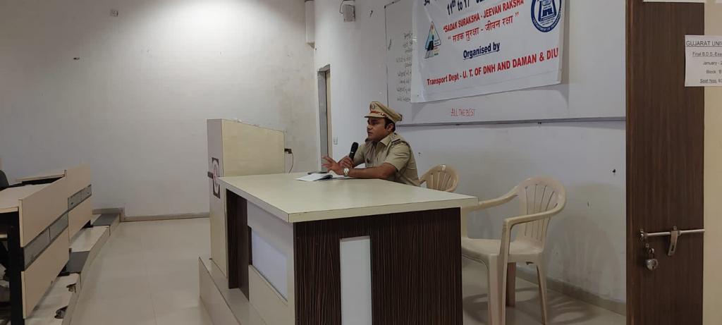 CollectorDaman's tweet photo. परिवहन विभाग द्वारा सड़क सुरक्षा पर जागरूकता कार्यक्��म का हुआ आयोजन जिसके अंतर्गत डेंटल कॉलेज एवं इंजीनियरिंग कॉलेज में सड़क सुरक्षा से जुड़े नियमों एवं कानूनों के बारे में छात्रों को जानकारी प्रदान किया गया। 

@tapasyaraghav https://t.co/sqc2RH6D6C