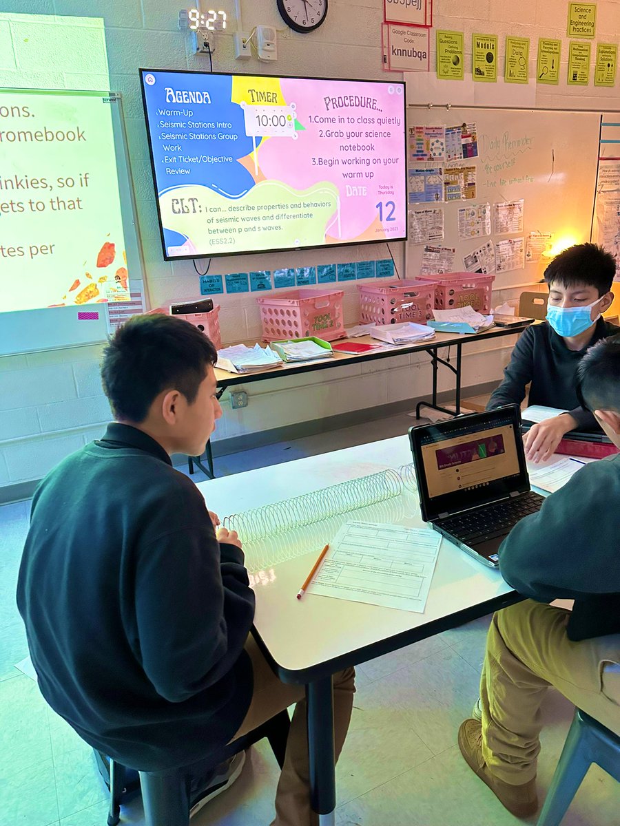 johnriceedu's tweet photo. We’ve got some great hands-on middle school science learning at Howard Connect Academy! @hamcoschools students are using slinkies to model and differentiate wave types. https://t.co/WJn5DqYgTW