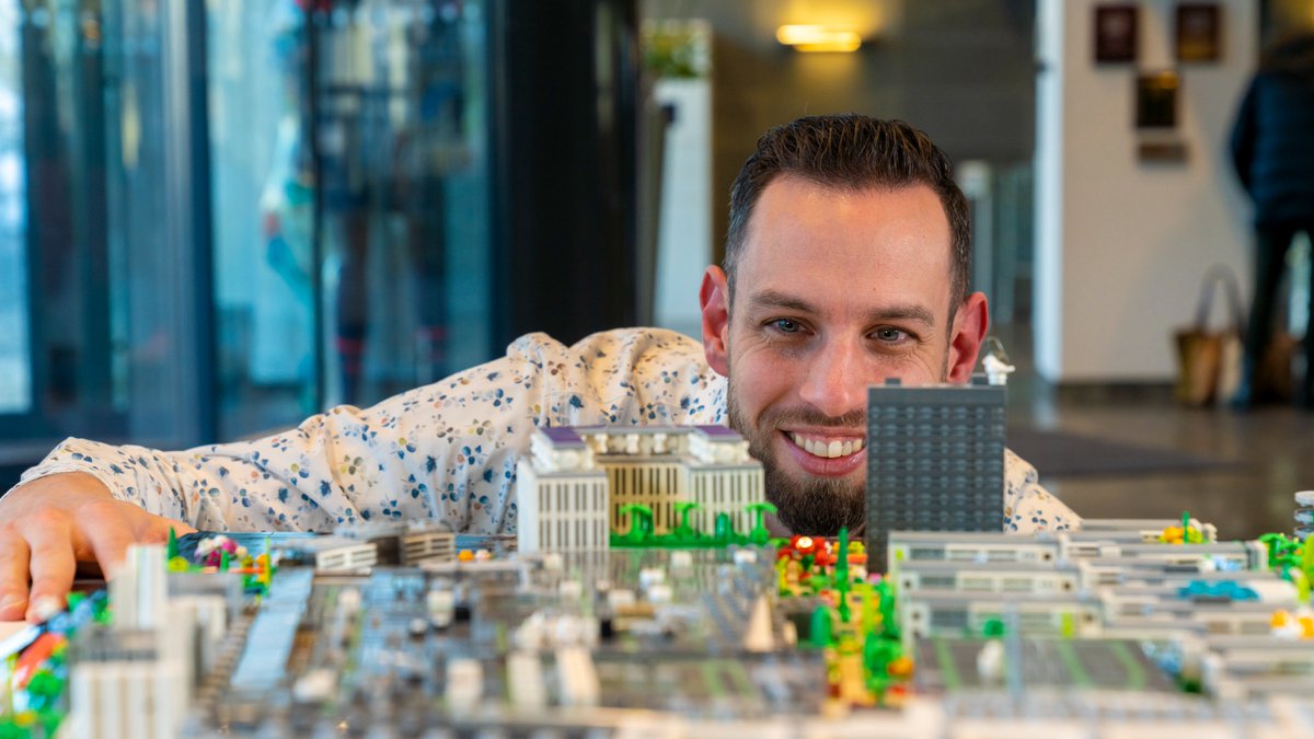 ASMLcompany's tweet image. Fun fact: ASML's Veldhoven campus has falcons, gardens, and a rainbow crossing. All these details and more were captured in ASML developer Rick Lenssen's 25,000+ piece Lego replica of the campus! Check out the awesome photos of the incredible results. 👀