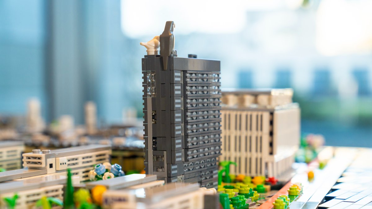 ASMLcompany's tweet image. Fun fact: ASML's Veldhoven campus has falcons, gardens, and a rainbow crossing. All these details and more were captured in ASML developer Rick Lenssen's 25,000+ piece Lego replica of the campus! Check out the awesome photos of the incredible results. 👀