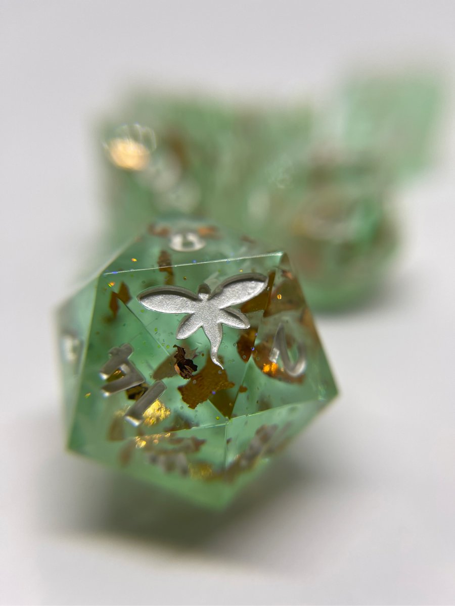 ArcaneFey's tweet photo. 👑🌊 Sunken Depths 🌊👑

This set was a remake from a very old, 2019 set. The remake was a success. 

#dnddice #ttrpg #handmadedice #d20 #dnd https://t.co/93vSAulgCx