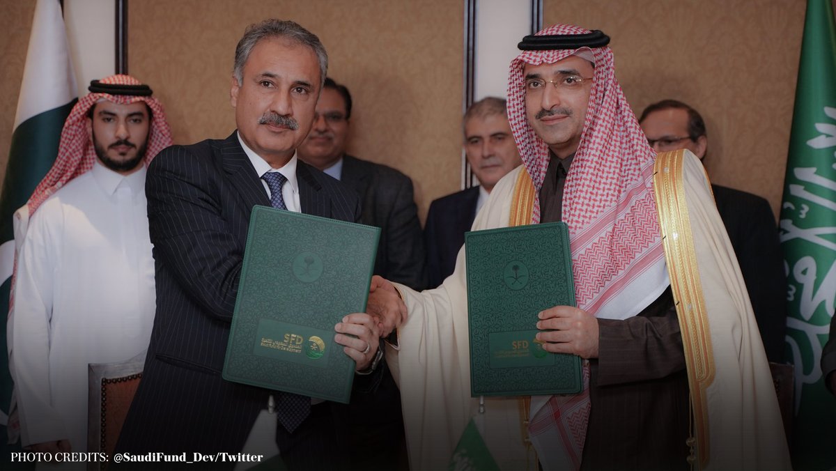 #PHOTOS: On directives of King Salman and Crown Prince Mohammed bin Salman, <a href="/SaudiFund_Dev/">الصندوق السعودي للتنمية</a> CEO Sultan Al-Marshad signs agreement with Pakistan's secretary of ministry of economic affairs, Dr. Kazim Niaz, to finance oil derivatives worth $1 billion.
-
arab.news/4pqaf