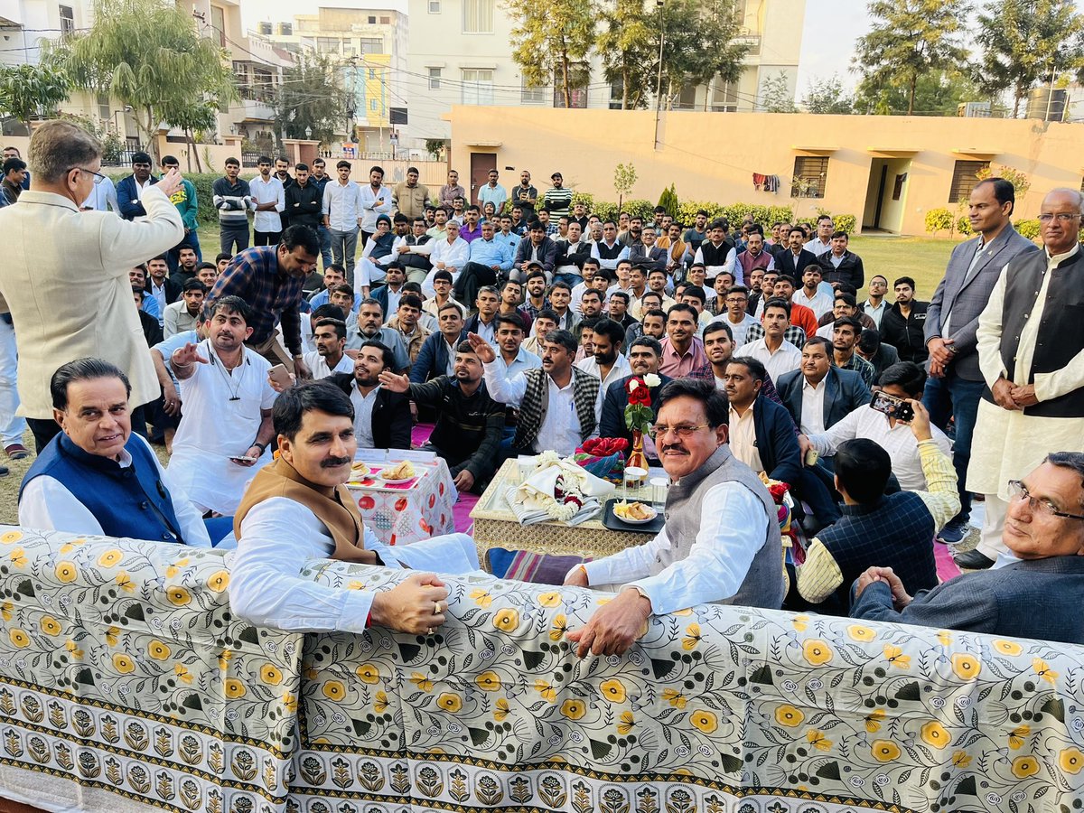 dash_sanchore's tweet photo. गुजरात विधानसभा अध्यक्ष माननीय श्रीं @ChaudhryShankar  जी आँजना एव राजस्थान सरकार के सहकारिता मंत्री श्रीं @UdailalAnjana  जी आँजना जी का जयपुर निवास पार आगमन हुआ । https://t.co/wCnFCvPse8