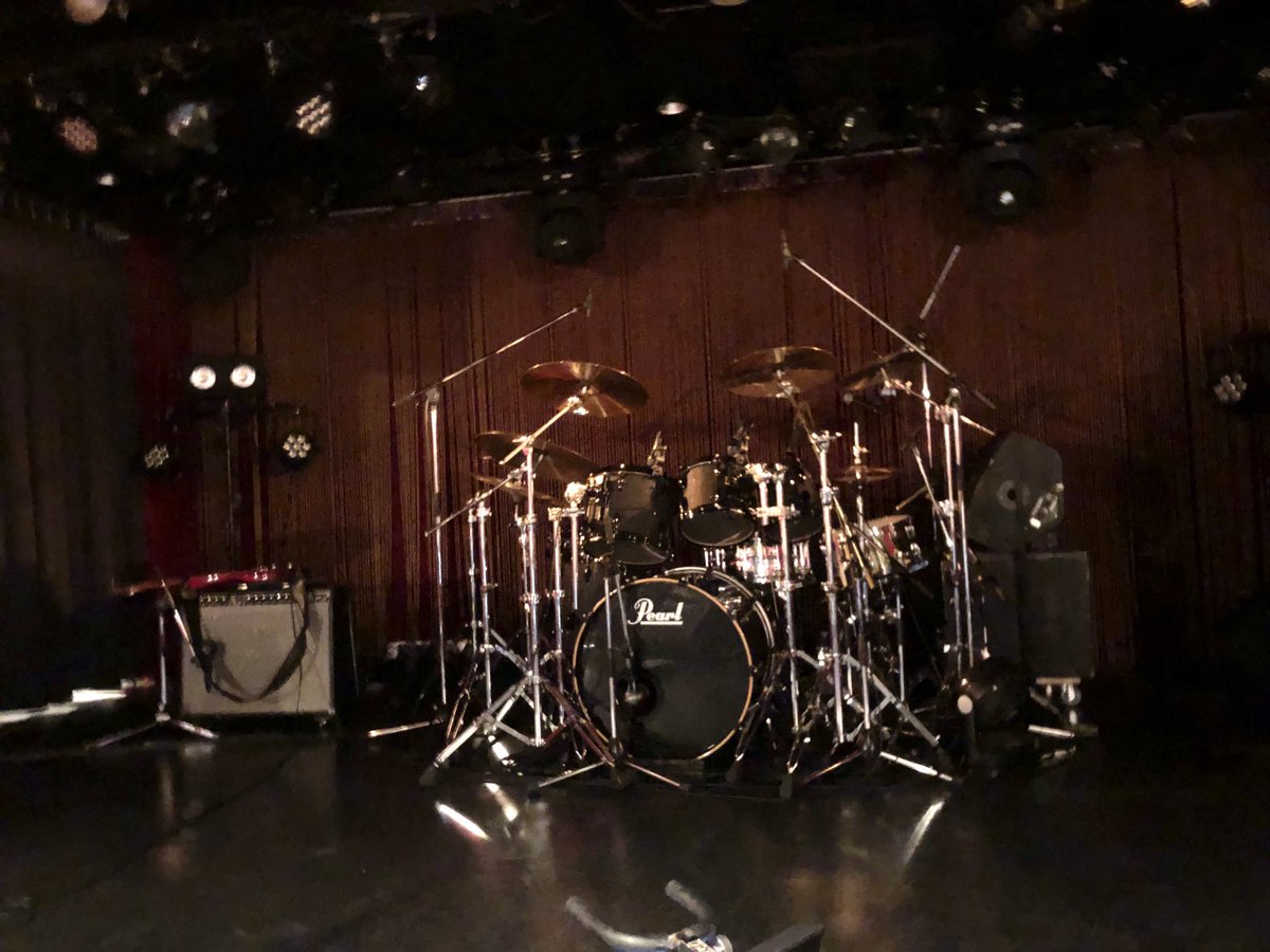 briyama's tweet photo. EXTC下北沢公演。Terry Chambersのプレイは本当にパワフルで美しく。ドラム、ビートの「キモ」はまるで変わっていない。今夜XTCを観ました僕は。フロントのお二人は超絶テクニックでXTCを描きつつあくまで明るく素敵で。日本のXTCヒストリーに永遠を刻んだ夜。行って良かった。
#EXTC
#TerryChambers https://t.co/33btZYHEdc