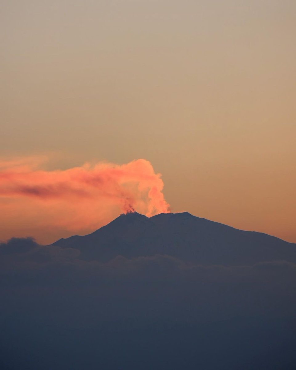 igers_calabria's tweet image. La fortuna di chi vive in questa parte di Calabria che permette al tramonto di vedere l’Etna che erutta.
Foto di @Borzac selezionata da @FalvoFederico 

La trovi qui: instagram.com/igers.calabria