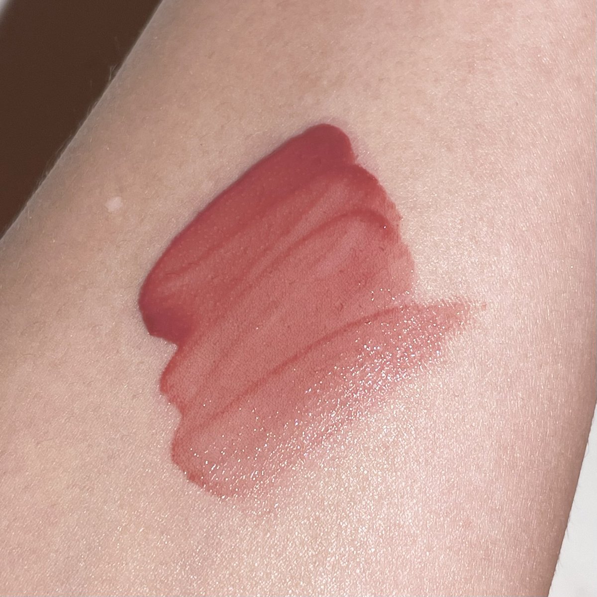 jjdoesitwork's tweet photo. Rom&amp;nd สี Almond Rose คือโคตรสวยยยยย มาโทนน้ำตาลกุหลาบ ตุ่นนิดๆ สีปากแบบฟิลเตอร์ในไอจีอ่ะ ฟินิชฉ่ำนิดๆ ไม่เอะอะ ปากสุขภาพดีเฉยๆ เน้นงานนวลๆ ฟุ้งๆ ทาแล้วหน้าละมุนไปหมด เบอร์ 19 นะ ควร! เริ่มหายาก หมดแล้วหมดอีกๆ https://t.co/4uSwoCnaNQ