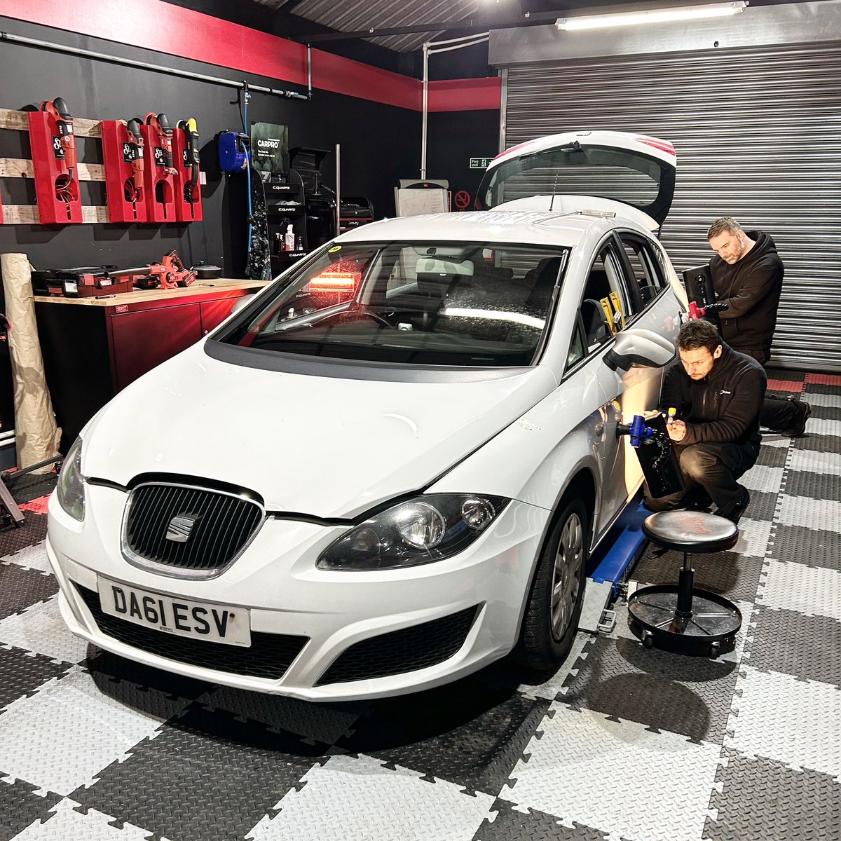 Our first #PDR course of the New Year. This is a 5 day #trainingcourse showing you a collection of techniques for removing minor dents and dings from the body of a motor vehicle. 

For more information on this and other courses we offer, visit morelli.co.uk/pages/course-i… 💻📱