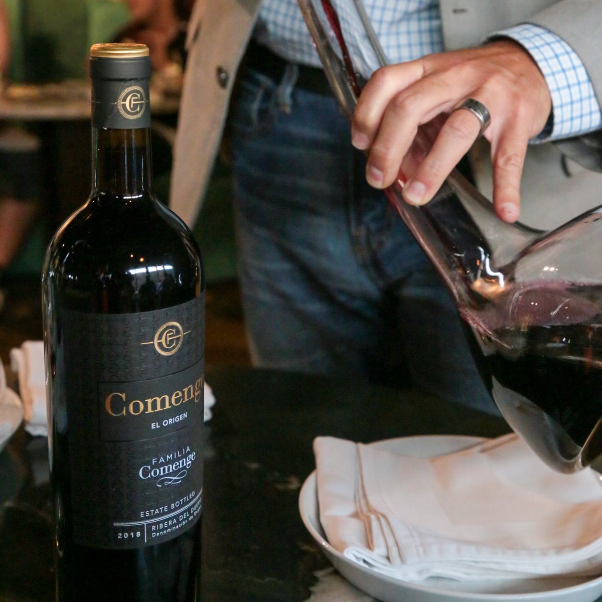 ComengeBodega's tweet photo. El resultado es un vino elegante y complejo.
¿Quieres saber de qué hablamos?
Lo puedes conseguir ya en la web.
#BodegasComenge #vendimiacomenge2021 #riberadelduero #riberadelduerowine #familiacomenge #organicvineyards https://t.co/cH7Ivufwey