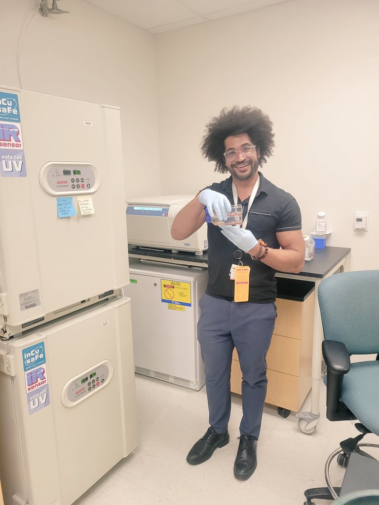 mbkodos's tweet image. From dry lab to wet lab. Learning to do tissue culture with the help of Dr. Katie Ryan. And then it&apos;s sequencing time! @nanopore