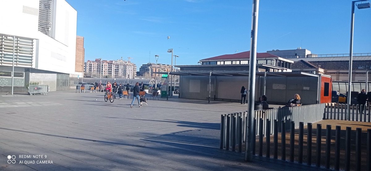 Millores a la zona que continuarem reivindicant fins aconseguir-ho:
Millorar la convivència entre vianants, bicicletes, vmp.. a la Pl. Fort Pienc (tenim la opció de fer carril bici a Ausias Marc o a Ali Bei).
També ens queda baixar el carril bici de Marina a calçada
#FortPienc💪🏼