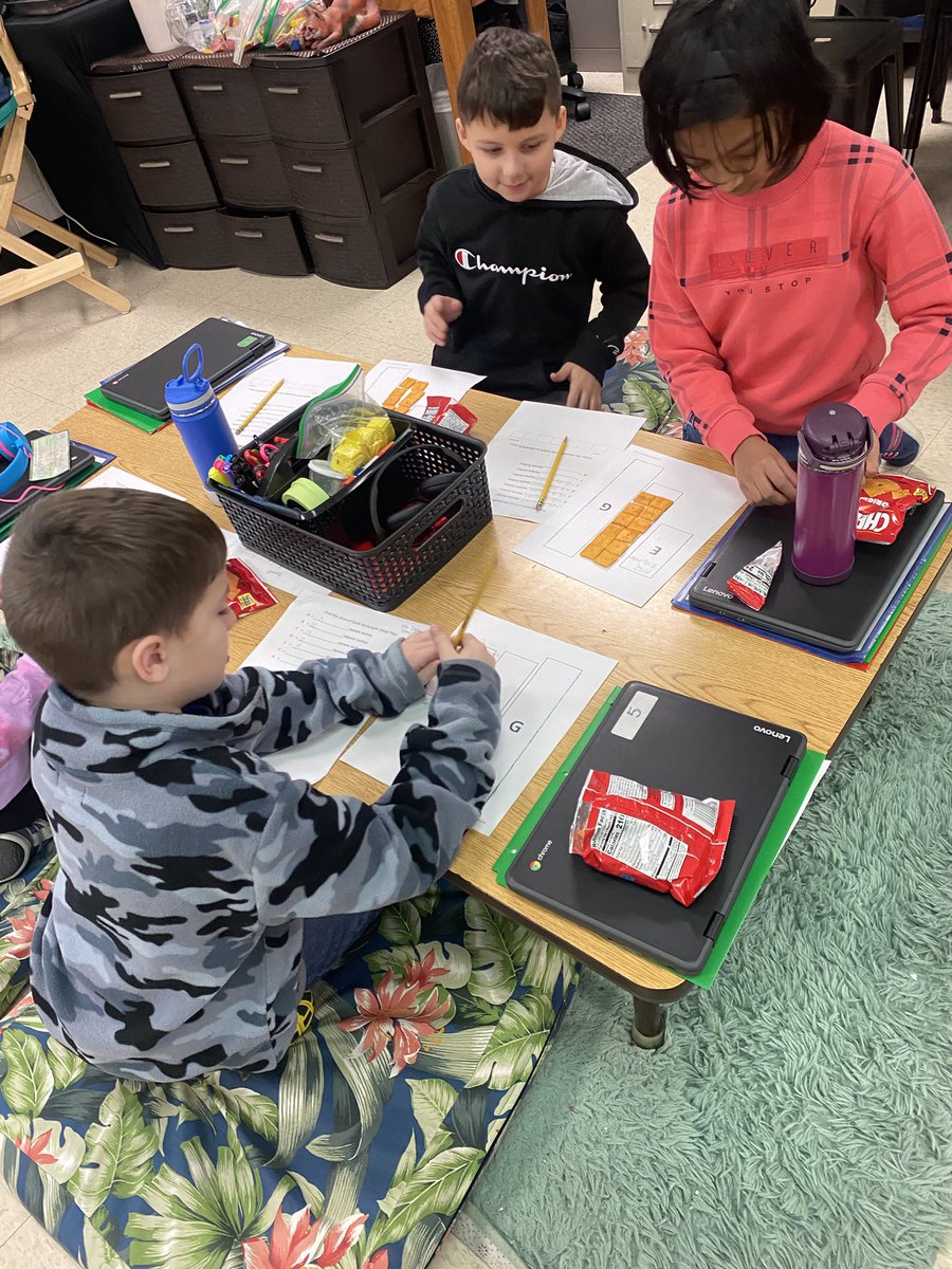 Rolands_camp's tweet photo. Learning about area is so much better with Cheez-It’s!!! https://t.co/TlAdUIB4gy