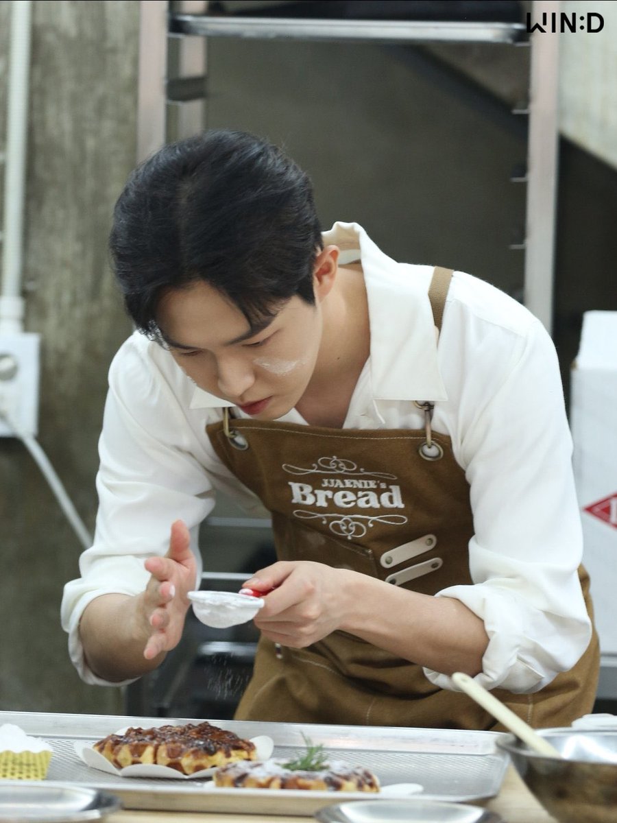 jaehwafn's tweet photo. i have no idea what’s the name of this thing in front of me, is it bread? food? pie? cookie? waffles? idk, let me sprinkles some icing sugar and eat ‘em up. https://t.co/ruucvdOcUm