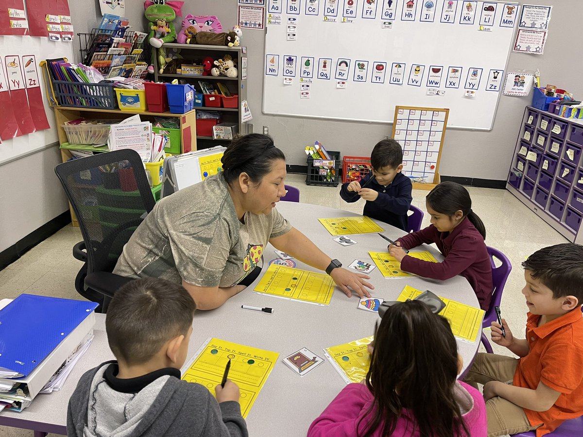 FISD_Ingram's tweet photo. If you need a new small group routine you should try Say it, Tap it, Spell it, write it. #learningtoread #ingramingenuity https://t.co/8DTDQEp1fy