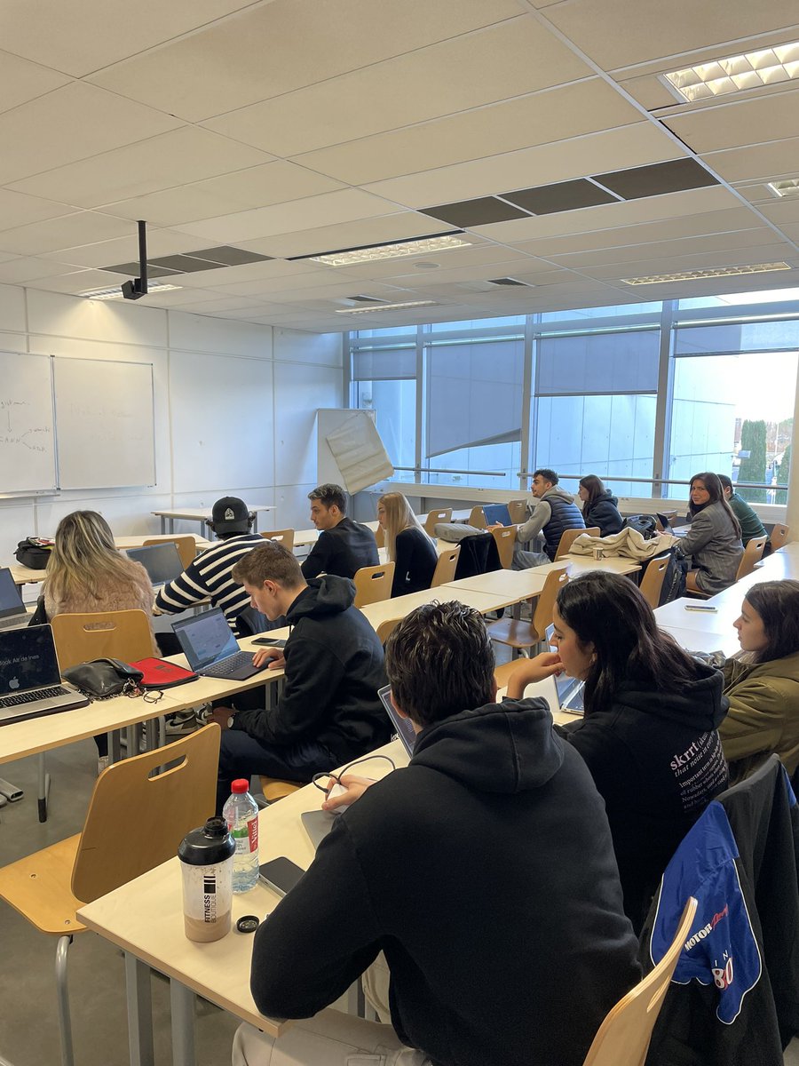 inesssbezza's tweet photo. au programme avec Renaud Roualdes aujourd’hui : présentation et manipulation de l’outil qui nous permettra de créer notre site e commerce : presta shop #dbbach https://t.co/LAWUmaL5Qb
