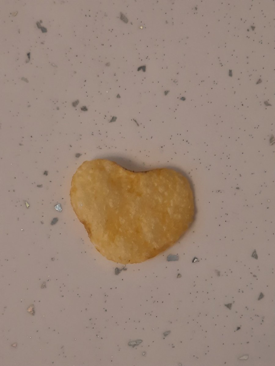 lucyloobylou's tweet photo. #LovefromWalkers - Usually, my youngest daughter demolishes a packet of crisps, but this time, she came running in clutching a perfect heart shape crisp 🧡

@walkers_crisps https://t.co/nBXIfXu1mX
