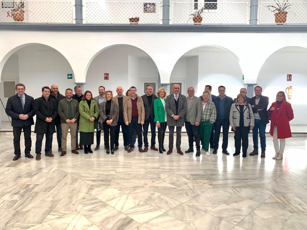 Victor_AvilaM's tweet photo. En la mañana de hoy he podido participar en la reunión de alcaldes, alcaldesas y portavoces socialistas de los municipios de la corona metropolitana de Sevilla con nuestros Secretarios Generales a nivel regional y provincial @psoedesevilla @psoedeandalucia https://t.co/me5aDDd2NQ