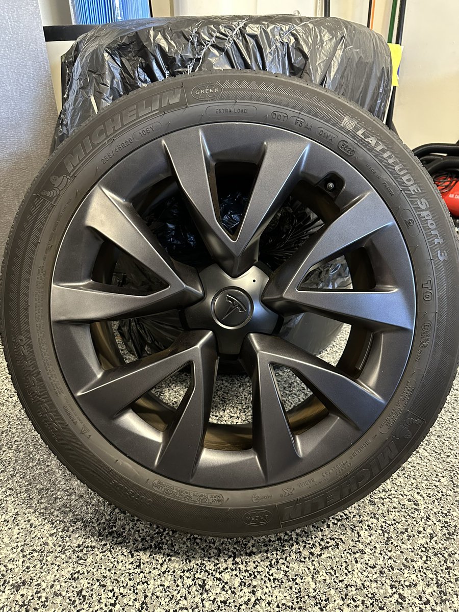 Mike_Texas7's tweet image. Past -&amp;gt; Present! 😌 #Tesla #ModelXPlaid If your in NE Florida &amp;amp; interested in the Cyberstream’s hit me up!