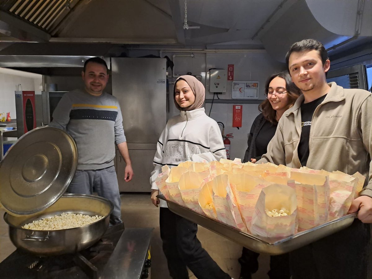 Gastronomi ve Sinema kulübümüzün ortak etkinliğinde kulüp öğrencilerimiz film okuması yaptılar <a href="/yusufyilmaz_dr/">YUSUF YILMAZ</a> <a href="/OGNDERSE/">OGÜN DERSE</a> <a href="/gaziemir_mem/">Gaziemir Mem</a> <a href="/izmir_ilmem/">İzmir İl Milli Eğitim Müdürlüğü</a> <a href="/izmirdinogretim/">İzmir İl M.E.M. Din Öğretimi Bölümü</a> <a href="/Firdevsatalkay2/">Firdevs Çatalkaya</a>