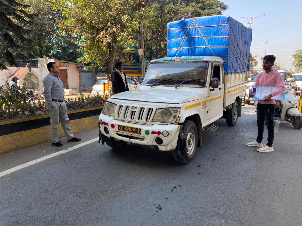 CollectorDaman's tweet photo. आरटीओ के प्रवर्तन दस्ते ने सड़क सुरक्षा सप्ताह के अंतर्गत चलाया चेकिंग अभियान जिसमें वाहन चालकों को सड़क सुरक्षा एवं नियमों के बारे में जानकारी प्रदान की गई।  

@tapasyaraghav https://t.co/6HuqGgw8ag