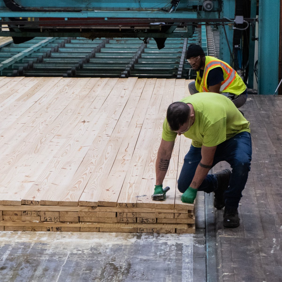 GaForestryFdn's tweet photo. BEHIND THE SCENES 🎥 SEEDLINGS TO SOLUTIONS PT. 2
✅ Lumber from @GeorgiaPacific arrived @smartlamllc in Dothan, AL to manufacture Mass Timber
➡️ 619 Ponce, @jamestown's #masstimber project in ATL, is 1 step closer to construction!
Thanks to @Fuelfilmsco.
#bts #gaforestswork https://t.co/LcXd4Yr5LN