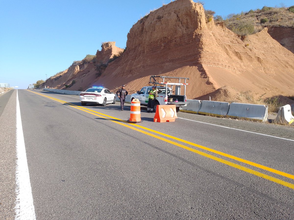 SMHuitzo's tweet photo. @capufe Tramo Cuac-Oax cerrada la circulación por accidente en km 92 desvío en kms 175 y 48 conductores atiendan indicaciones. Por favor RT https://t.co/RFXco9UKFA