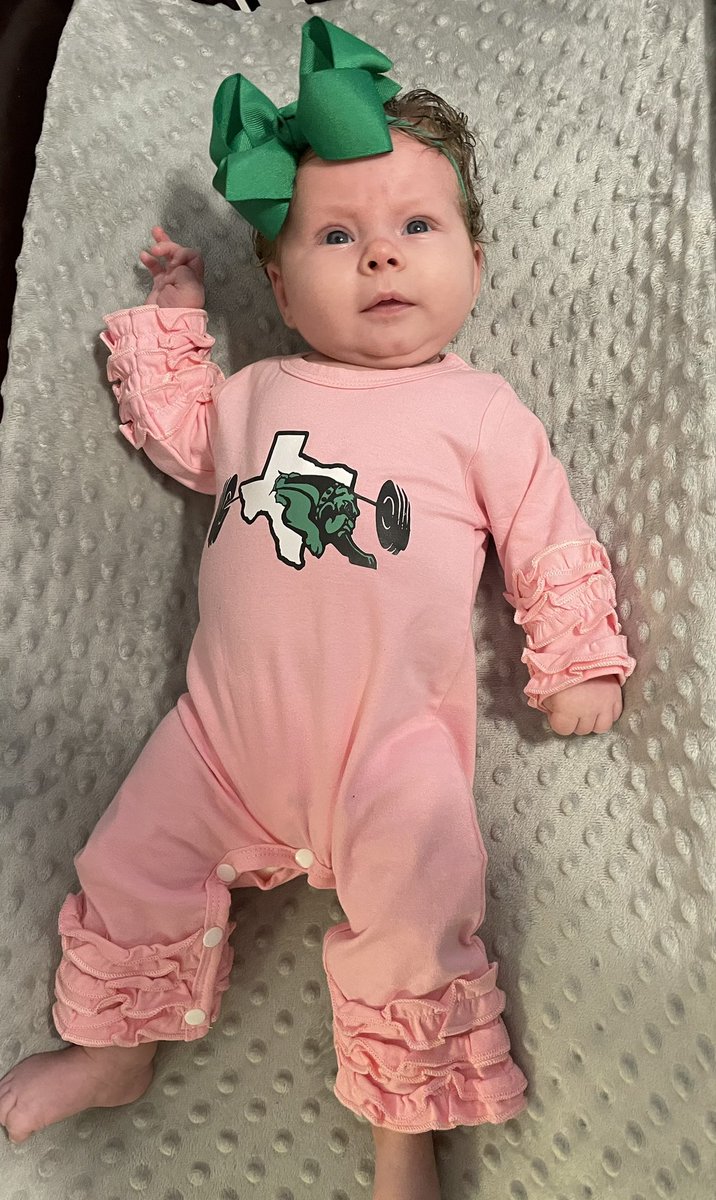 mrs_coach_mac's tweet photo. Meet day! GO DAWGS! 💚💕🤍 https://t.co/EhjgHsRbFE