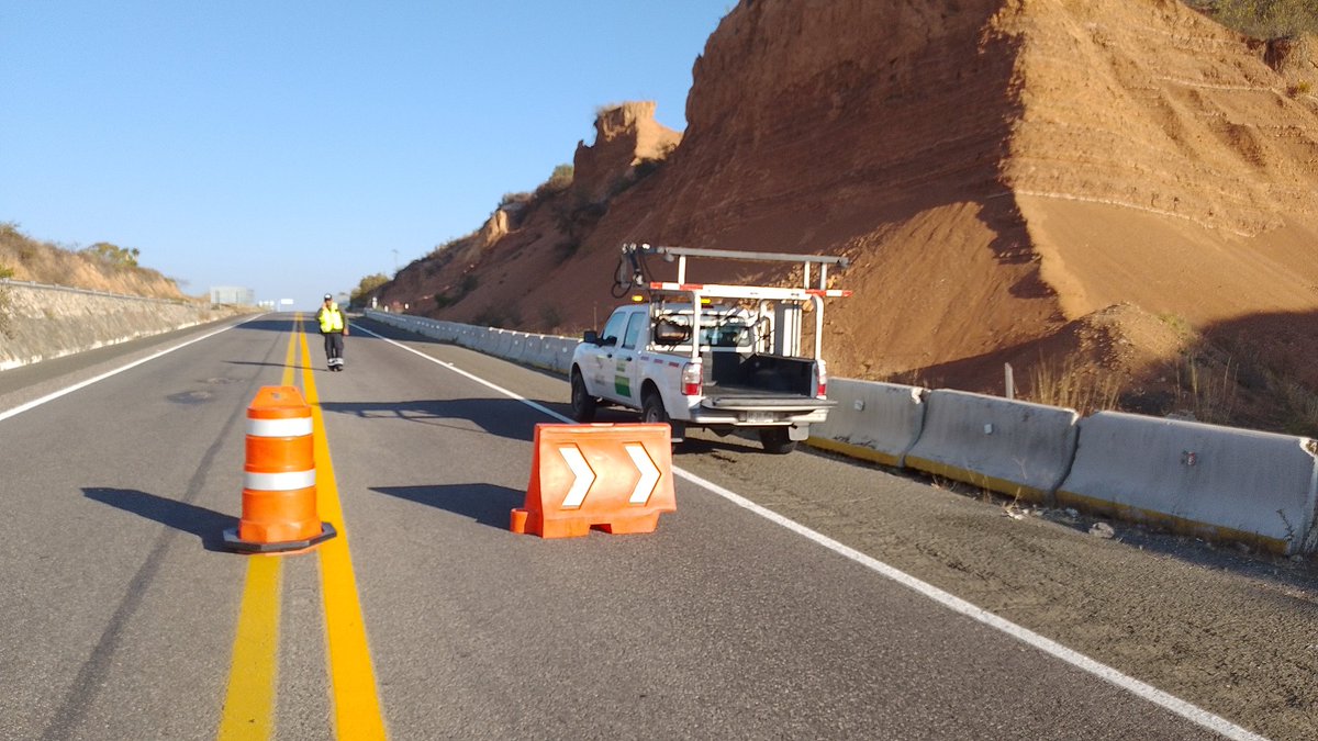 SMHuitzo's tweet photo. @capufe Tramo Cuac-Oax cerrada la circulación por accidente en km 92 desvío en kms 175 y 48 conductores atiendan indicaciones. Por favor RT https://t.co/RFXco9UKFA