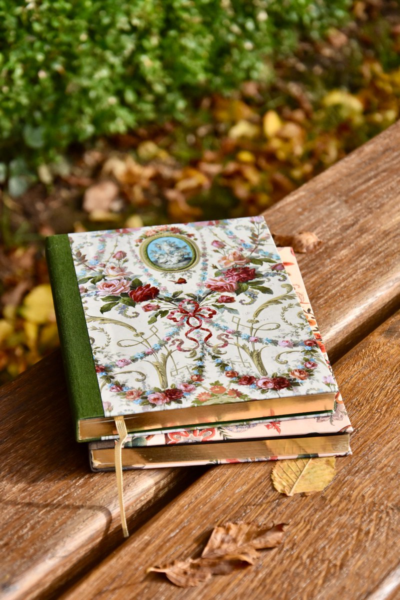 CollegeroyalSAS's tweet image. ✨SOLDES🛍️
Rendez-vous sur eshop-collegeroyal.fr pour découvrir toutes nos offres 👑
Pssst, Il paraît que nos carnets sont à un prix tout doux 😉
#soldes #soldes2022
#collegeroyal #carnets #papeterie #stationery #notebook