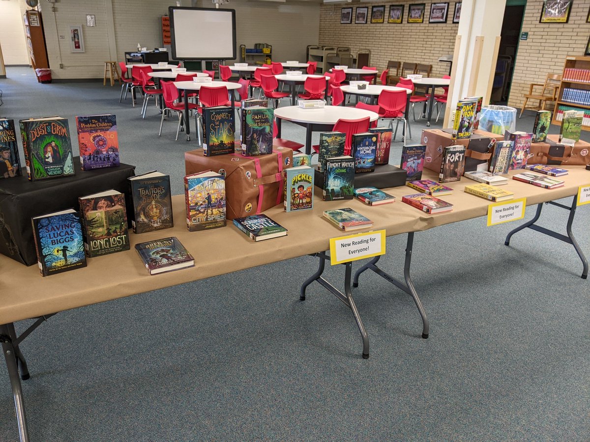 From SMS Library: Amazing displays to get students excited to try a new book! #305GrowsGreatness #305Libraries