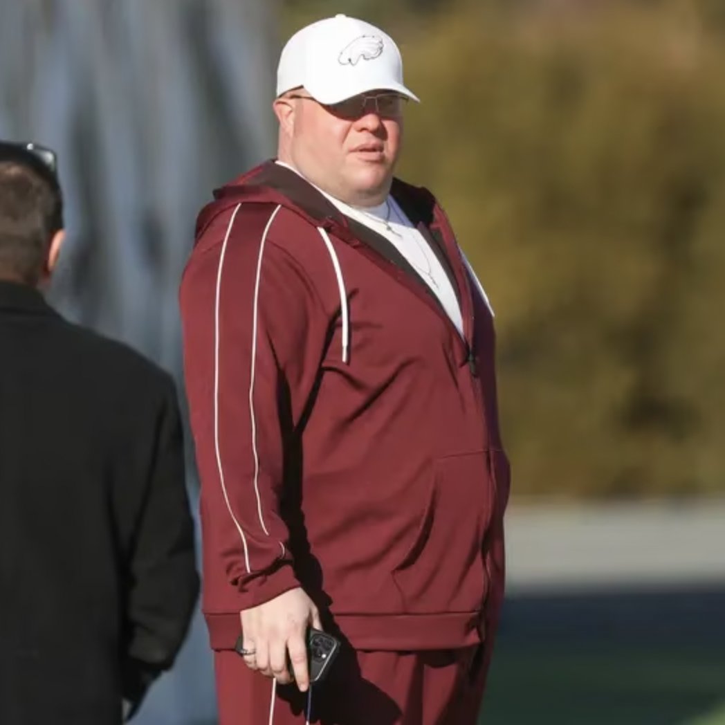 matt_mullin's tweet photo. You know that huge security guard you always see near the Eagles coaches?

That's South Philly native Dom DiSandro, and he's more than their chief of security. He's "a therapist," a "Papa Bear," and "a big reason why we have a lot of success around here.”

https://t.co/VamZ0iCdOa https://t.co/rJlNlBNFxB